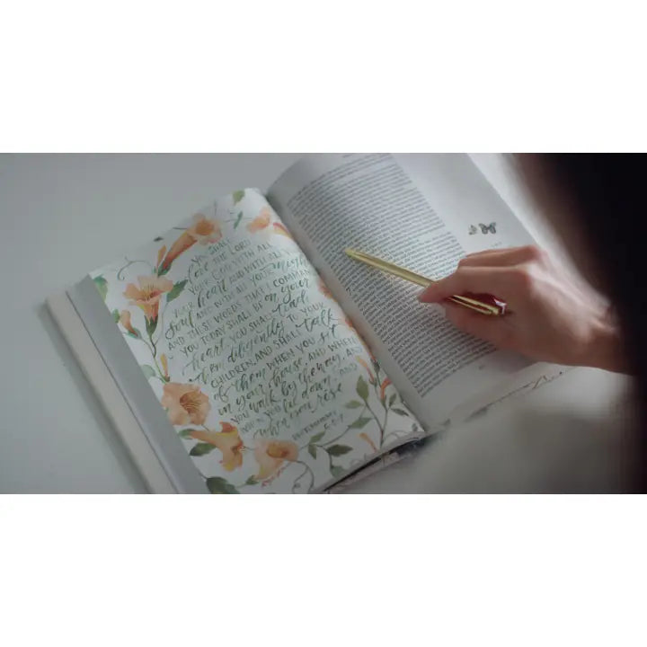 ESV Gracelaced Bible, Hc (Artwork By Ruth Chou Simons)